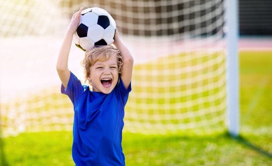 Bambino che gioca a calcio