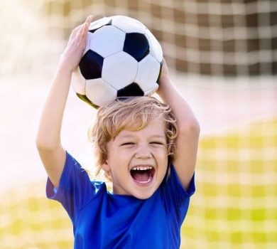 Bambino che gioca a calcio