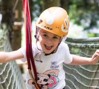 Bambino al parco avventura