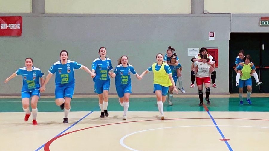 Le ragazze della squadra corrono felici in campo